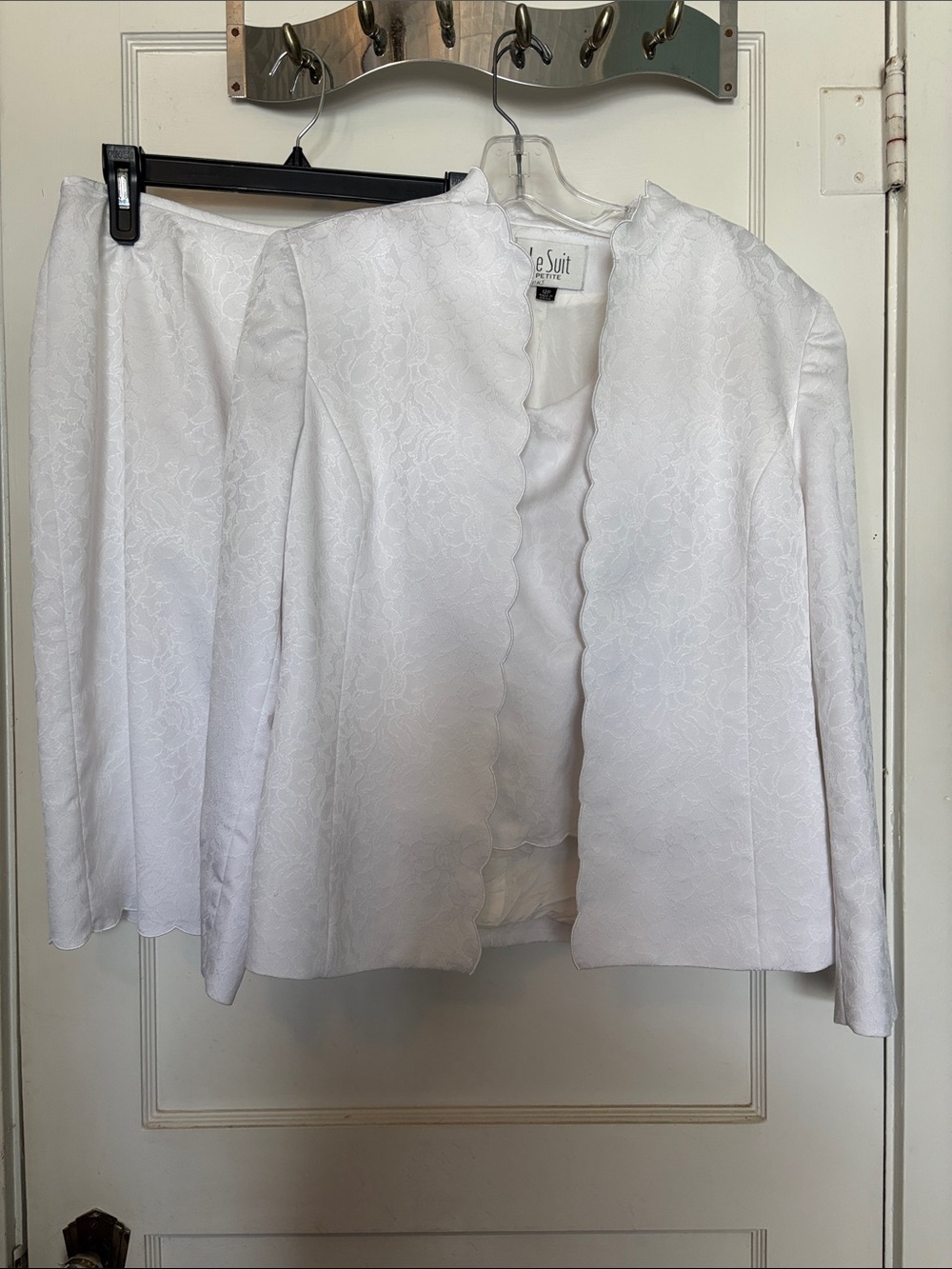 Le Suit White Scalloped-Edge Jacket and Skirt Three-Piece Set Size 12P